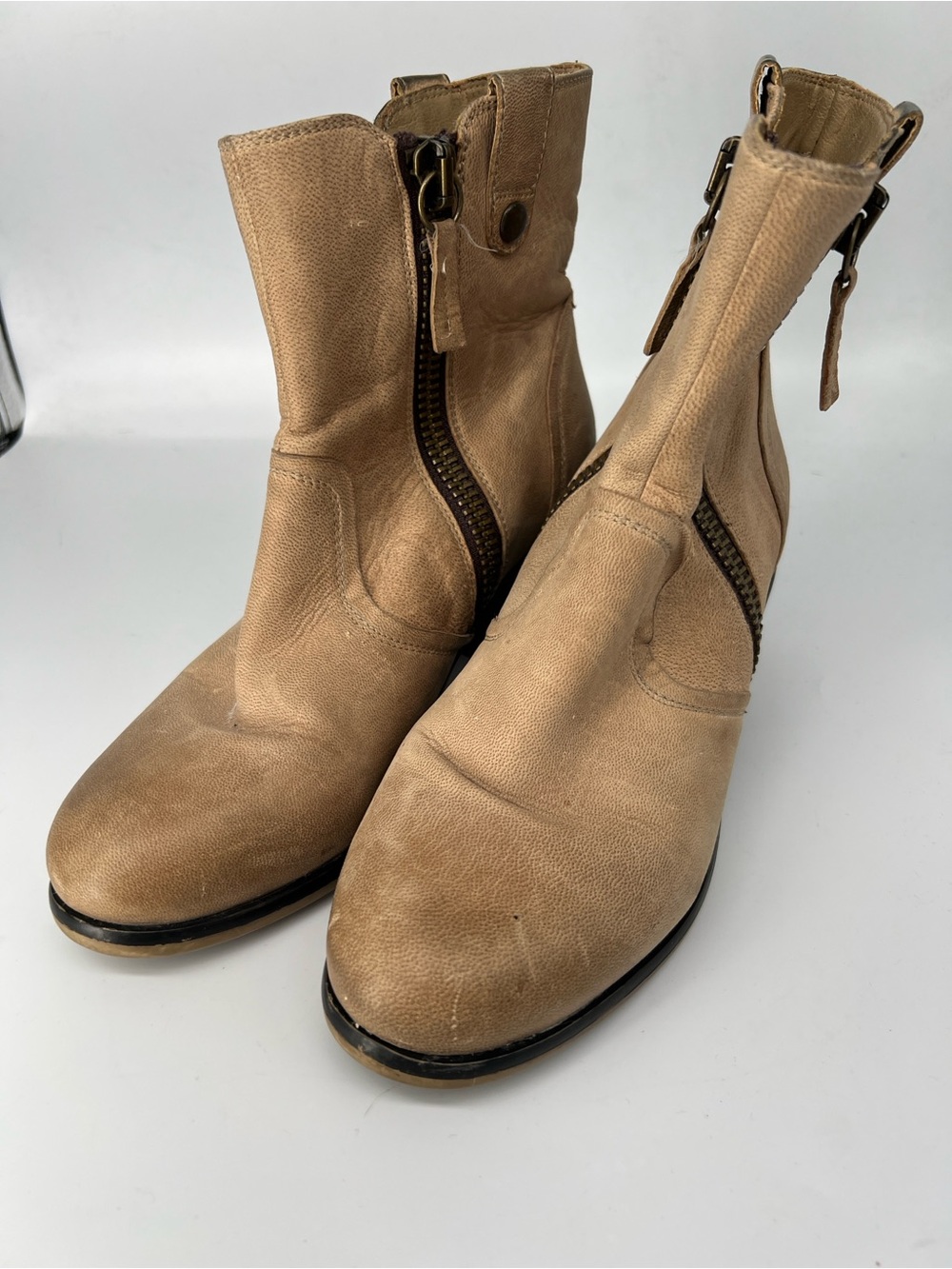 Steve Madden Women’s leather Tan Zip Front Ankle Boots
